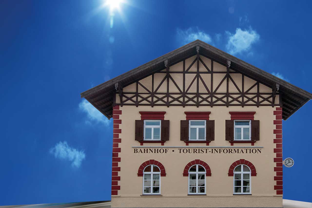 Fassadengestaltung Referenz / Denkmalgeschützter Bahnhof in Gmund: Sanierung der Innenputz- und Außenputzflächen einschl. Fenster und Türen
